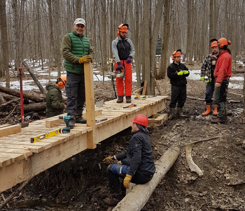 Benevole_ConstructionPont02